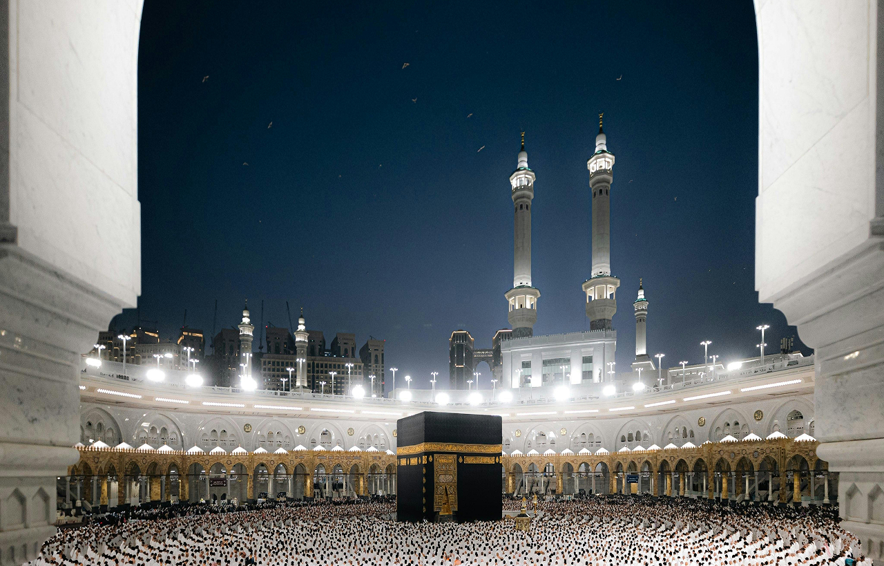 Pilegrimer som deler sine opplevelser ved Haram