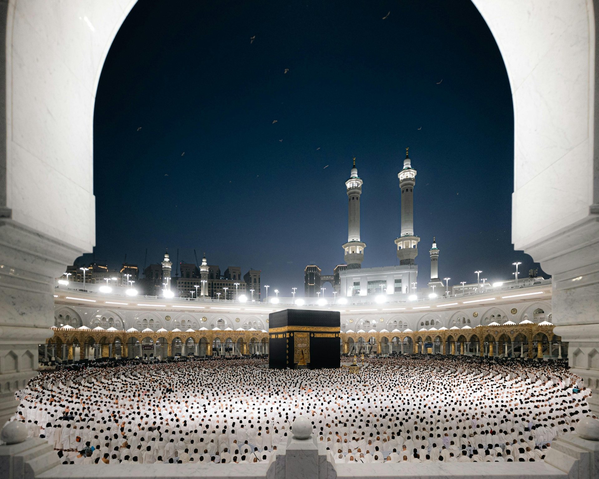 Pilegrimer ved Kaaba i Den hellige moské i Mekka om natten